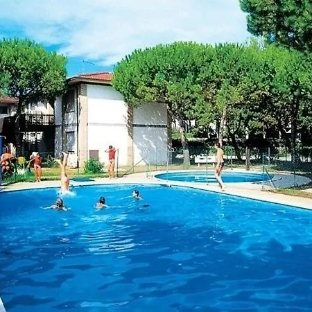 Mit 2 Schwimmbaedern Holiday home
