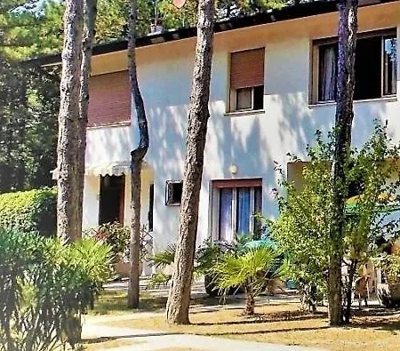 Mit 2 Schwimmbaedern *