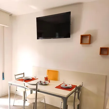 Mit 2 Schwimmbaedern *