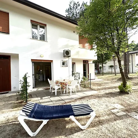 Mit 2 Schwimmbaedern *