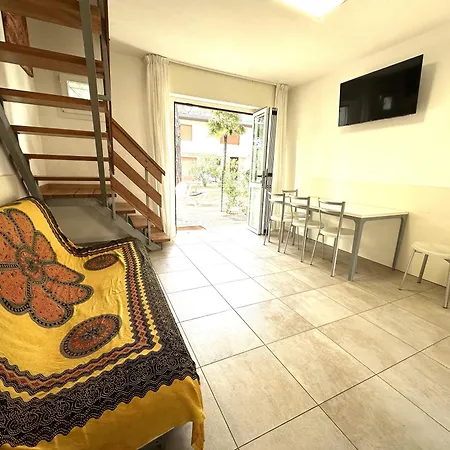 Mit 2 Schwimmbaedern *