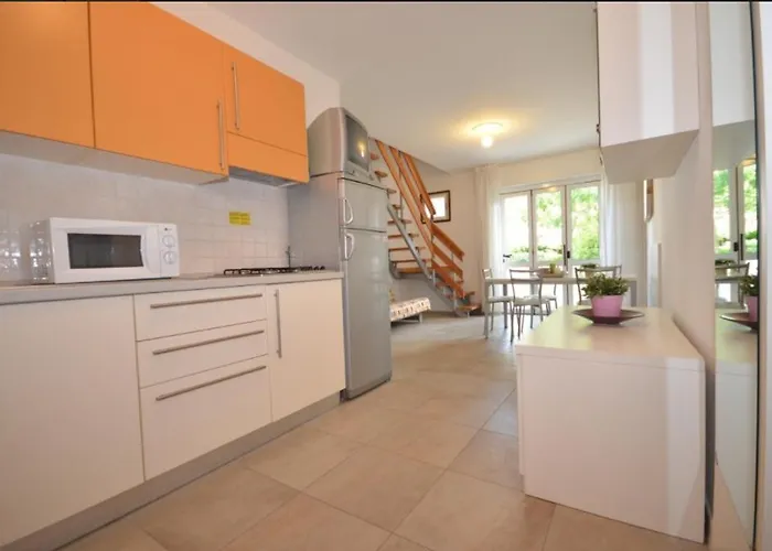 Mit 2 Schwimmbaedern *