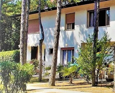 Mit 2 Schwimmbaedern *