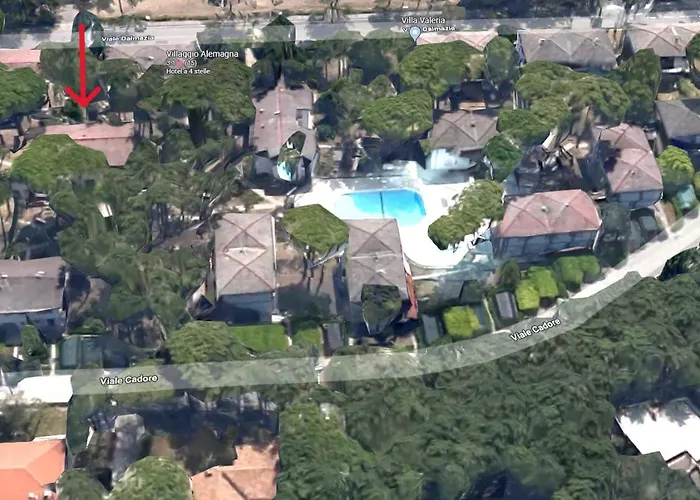 Mit 2 Schwimmbaedern *