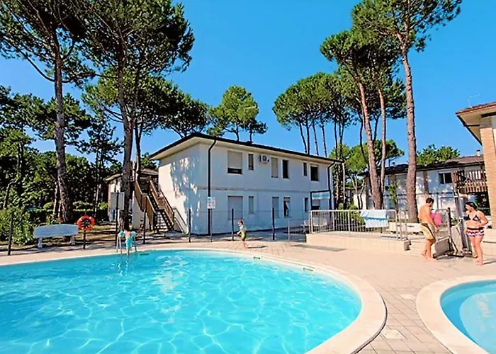 Mit 2 Schwimmbaedern *