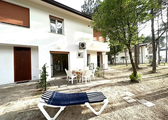 Mit 2 Schwimmbaedern *