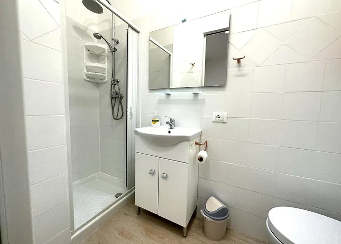 Mit 2 Schwimmbaedern 比比翁