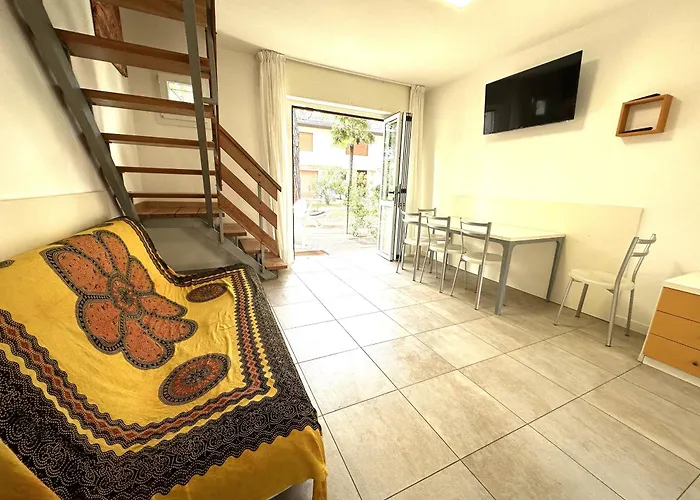 Mit 2 Schwimmbaedern *